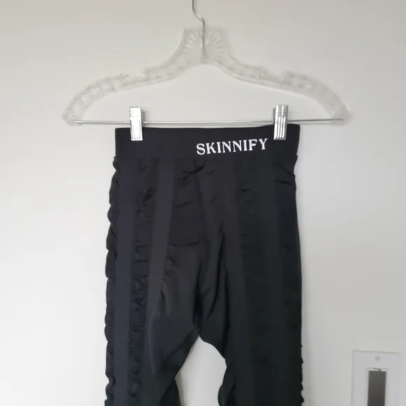 SKINNIFY Women's Black Ruffled Leggings - Picture 4 of 9